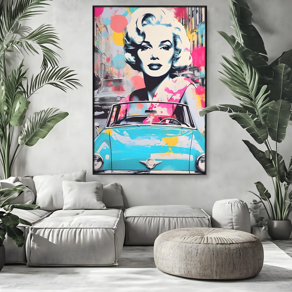 Tablou canvas cu tablou canvas cu marilyn monroe si masina, in rama de aluminiu negru, pe perete intr-un living